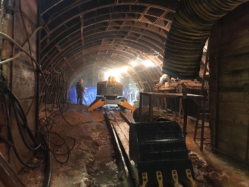 UDR350 на работе в тоннеле метро