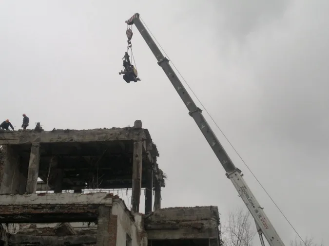 Поэлементный демонтаж каркаса здания: общий вид работ